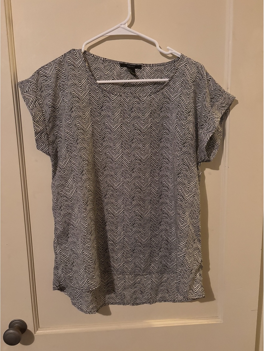 Forever 21 Black and White Chevron Pattern Short Sleeve Top Size Small
